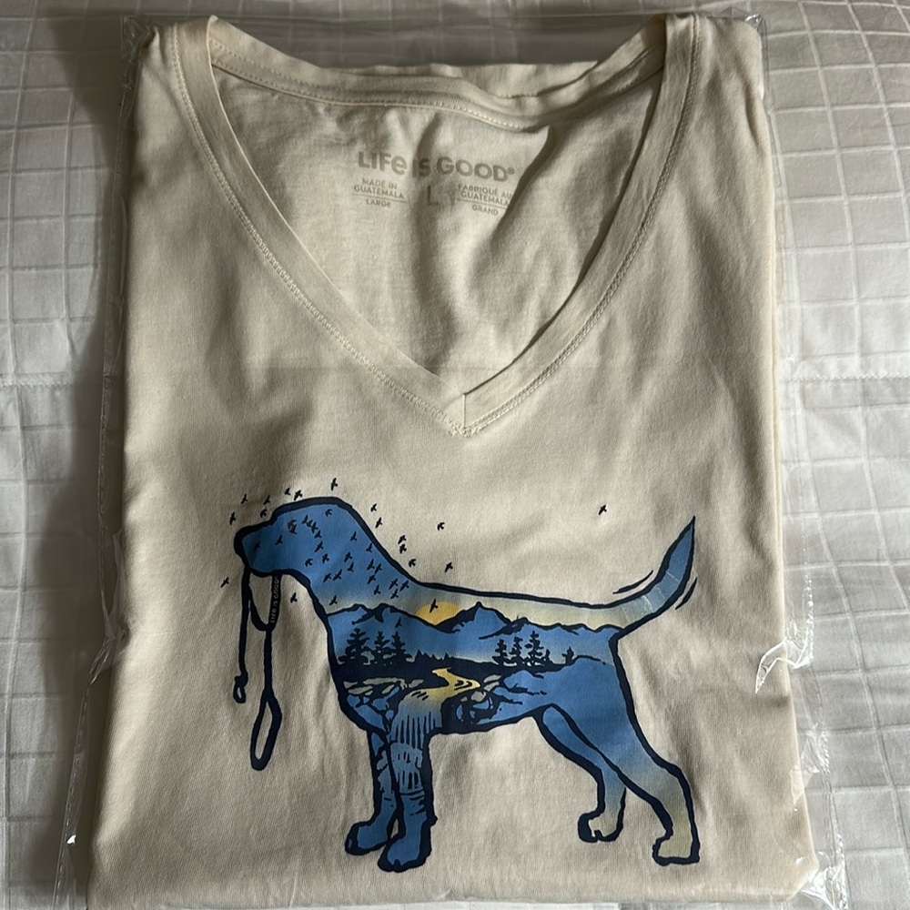 Life is Good Women’s V-neck Dog/Mountains Graphic Tshirt- Cream. Blue size Large